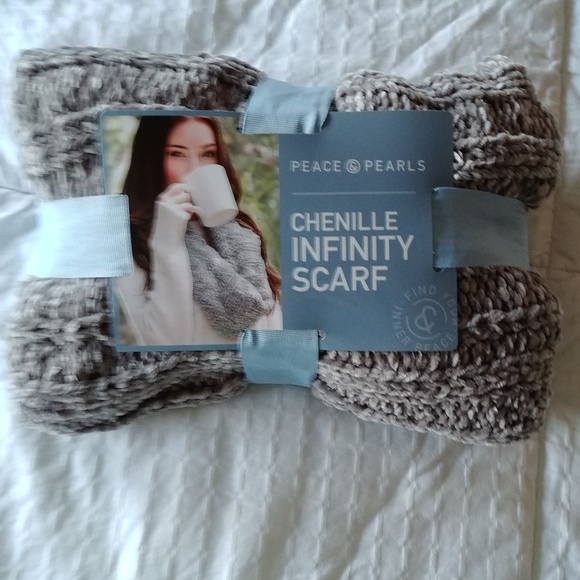 SOLD-Gray knit infinity scarf - Picture 2 of 3